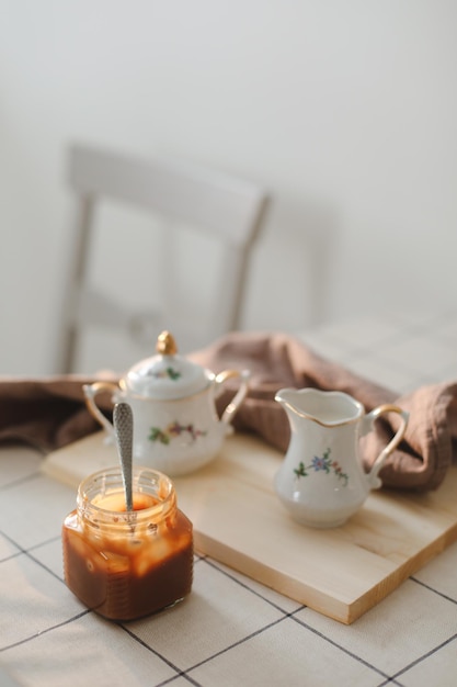 Molho de caramelo salgado caseiro em pote na mesa de madeira rústica