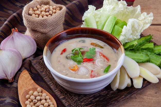 Molho de caranguejo com leite de coco e legumes (comida tailandesa)