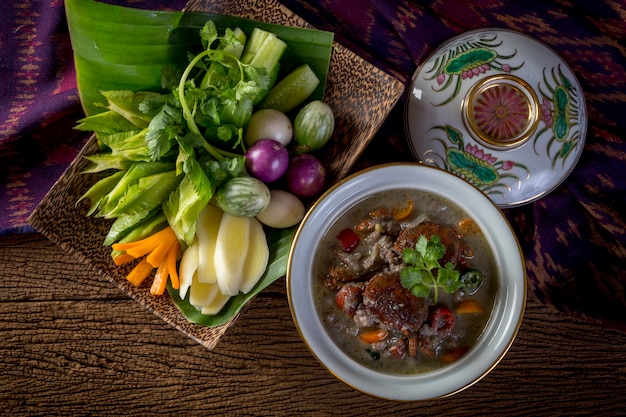 Molho de caranguejo com leite de coco e legumes