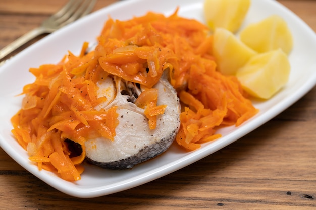 Molho de cenoura com peixe cozido
