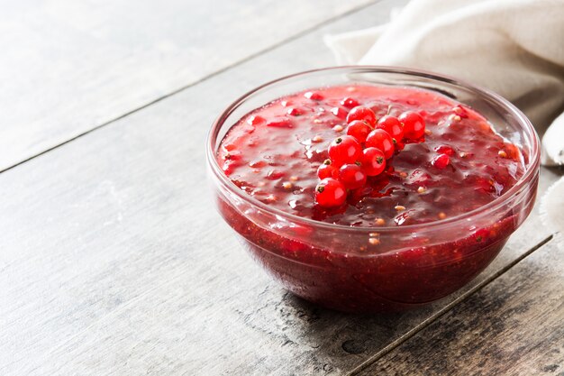 Molho de cranberry em uma tigela na mesa de madeira