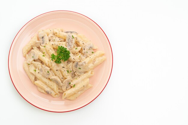 Molho de creme de macarrão à carbonara com cogumelo