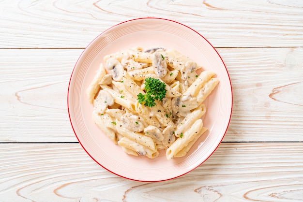 molho de creme de macarrão penne carbonara com cogumelo