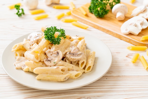 molho de creme de macarrão penne carbonara com cogumelo