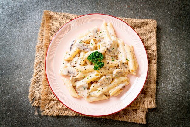 molho de creme de macarrão penne carbonara com cogumelo