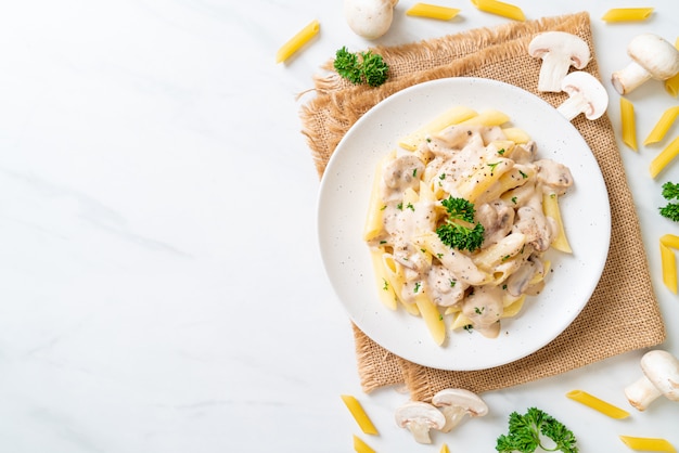 molho de creme de macarrão penne carbonara com cogumelo