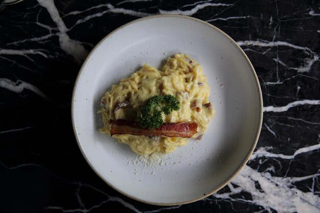 Molho de espaguete branco com bacon e queijo