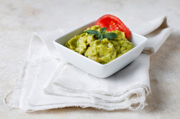 Molho de guacamole com tomate e limão