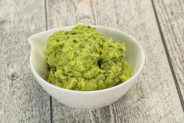 Molho de guacamole de abacate com pimenta