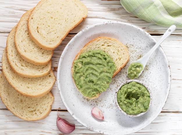 molho de guacamole e sanduíches de abacate