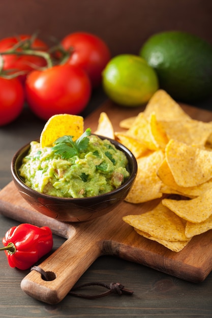 Molho de guacamole mexicano e batatas fritas