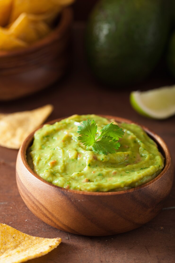Foto molho de guacamole mexicano e chips de tortilha de nachos