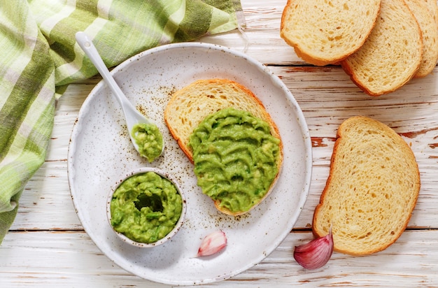 Molho de guacamole mexicano latino-americano tradicional e sanduíches de abacate