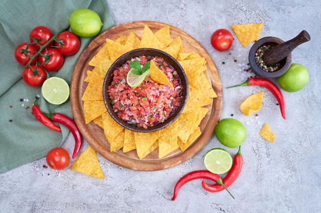 Molho de molho de salsa feito na hora com chips de nacho na placa de madeira