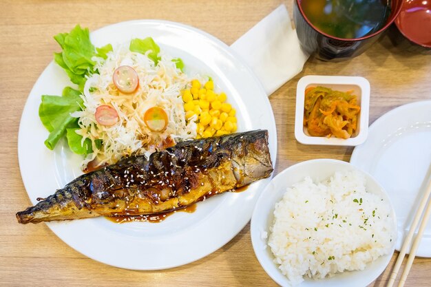 Molho de peixe Saba grelhado de soja com vegetais