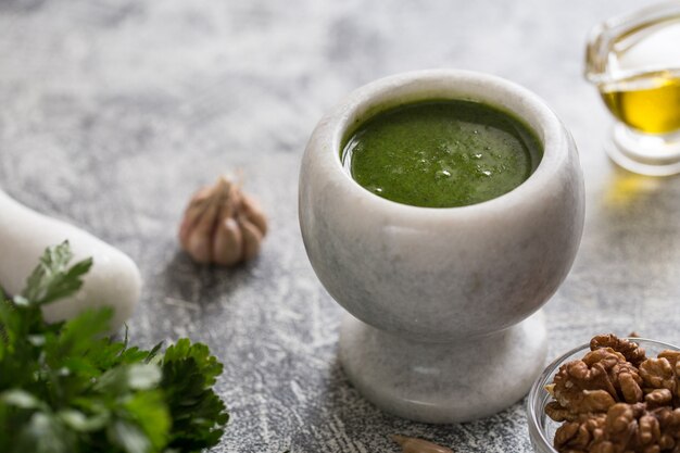 Molho de pesto de salsa caseiro e ingredientes.