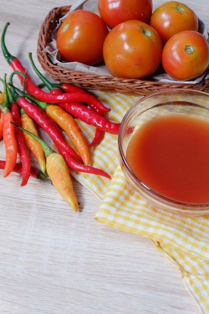 Molho de pimenta feito de tomates e pimentões frescos