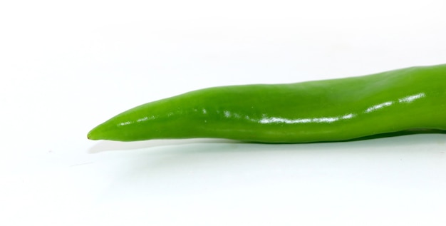 Molho de pimenta verde fresca em um fundo branco