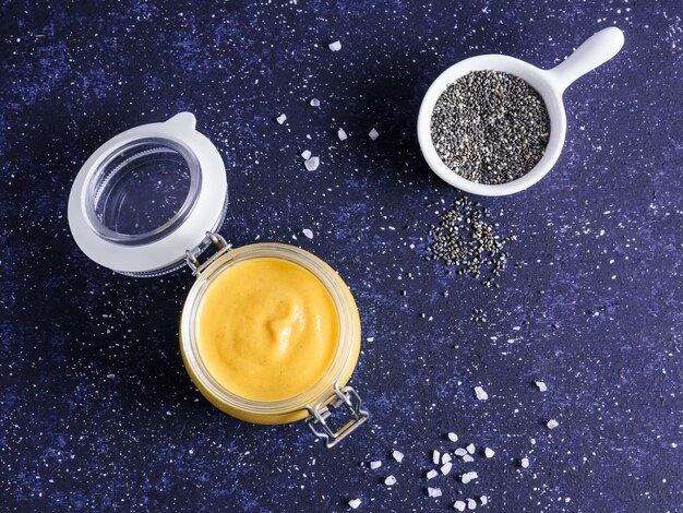 Molho de queijo cheddar cremoso vegano com sementes de chia