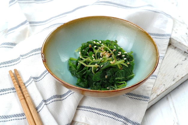 Molho de soja misturado com comida coreana e espinafre com gergelim, acompanhamento de espinafre coreano (Sigeumchi namul)