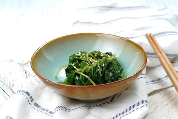 Molho de soja misturado com comida coreana e espinafre com gergelim, acompanhamento de espinafre coreano (Sigeumchi