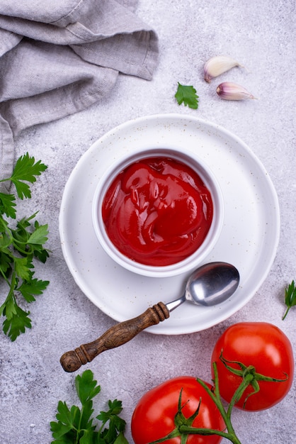 Foto molho de tomate caseiro fresco com alho