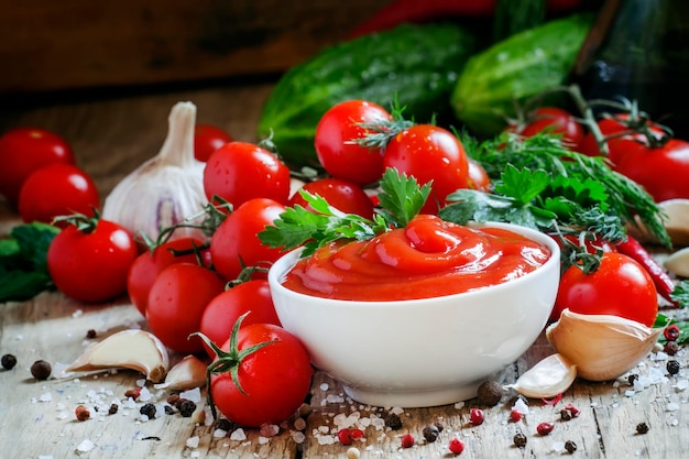 Molho de tomate com foco seletivo de ervas e especiarias