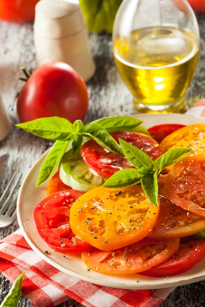 Foto molho de tomate com manjericão no prato