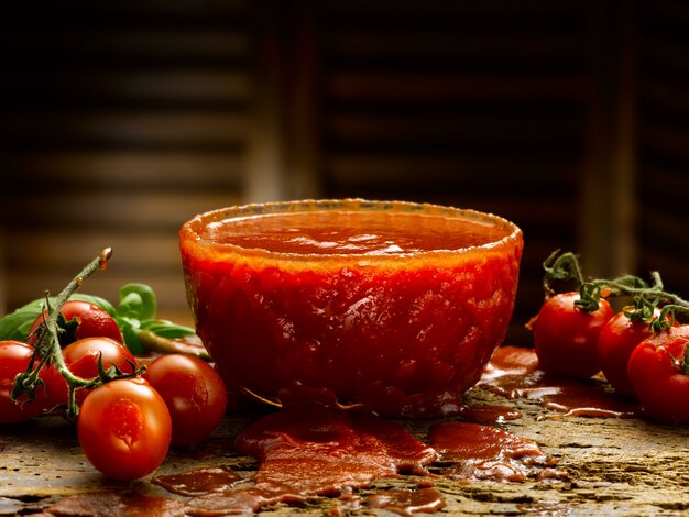 molho de tomate e manjericão