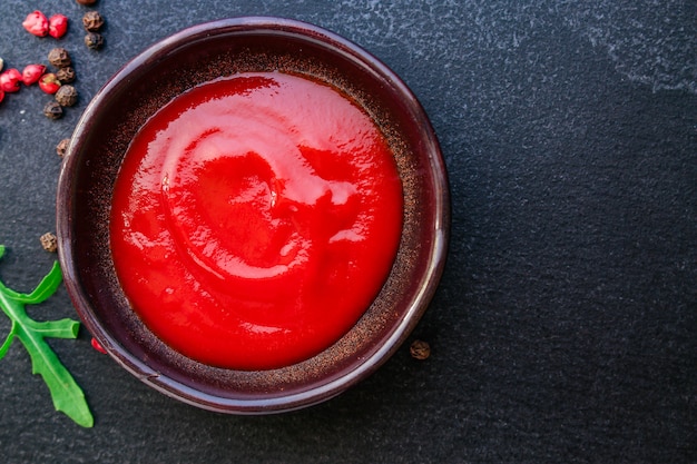 Molho de tomate em uma molheira em cima da mesa