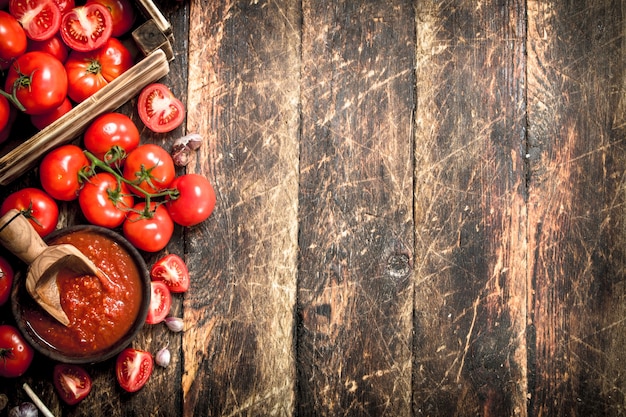 Molho de tomate em uma tigela na mesa de madeira.
