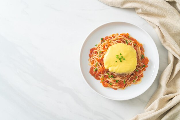 Molho de tomate espaguete com Hamburgo e queijo no prato