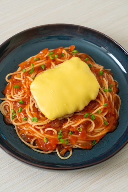 Molho de tomate esparguete com hamburgo e queijo