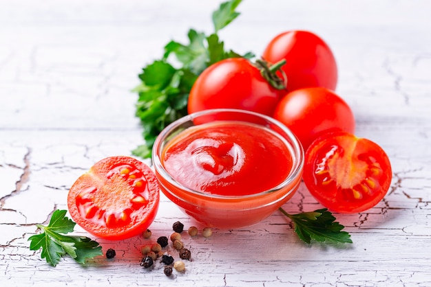 Molho de tomate ketchup em fundo de madeira