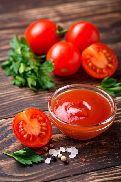 Molho de tomate ketchup em fundo de madeira