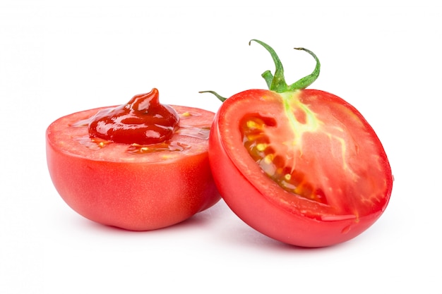 Molho de tomate, ketchup em um tomate fatiado isolado