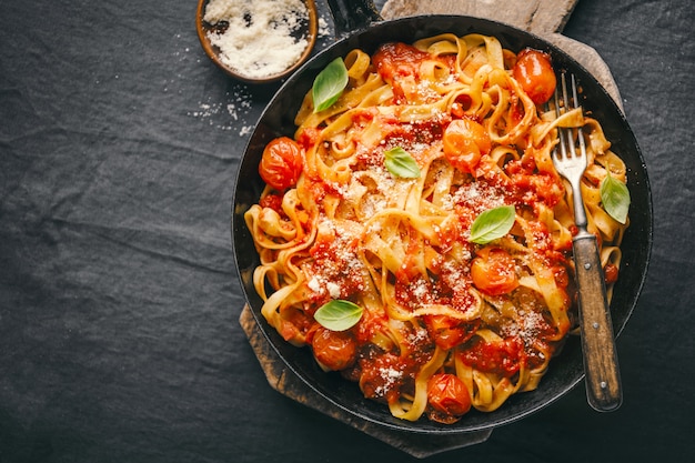 Molho de tomate macarrão espaguete na panela