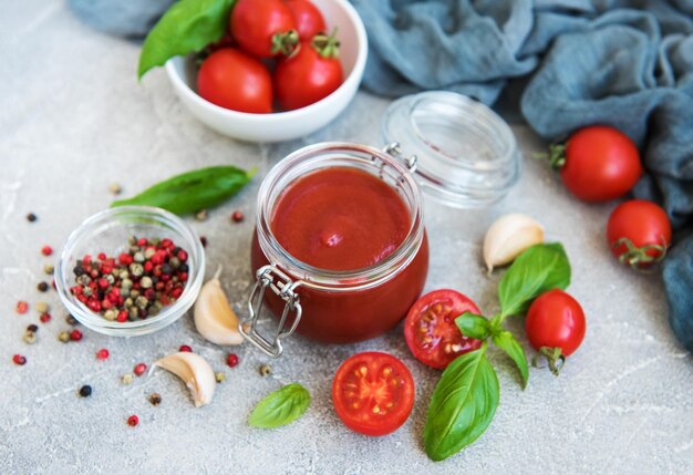 Foto molho de tomate num frasco