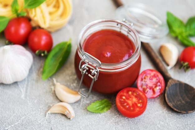 Foto molho de tomate num frasco