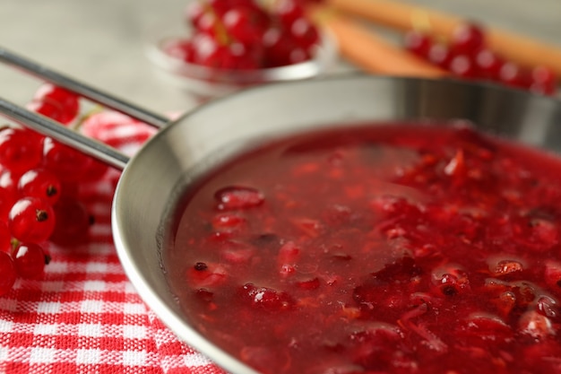 Molho e ingredientes de cranberry, close-up e foco seletivo