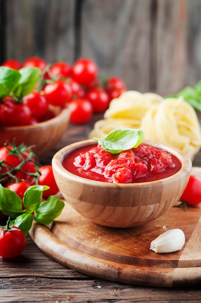 Molho italiano com tomate e manjericão