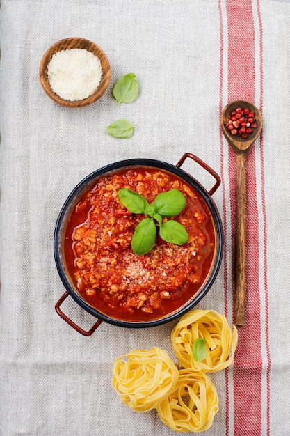 Molho italiano tradicional à bolonhesa na panela um antigo fundo escuro de madeira espaço de cópia da vista superior