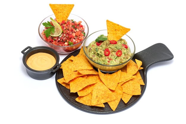 Molho mexicano de salsa e guacamole servido em tigela de vidro com nachos ou chips de tortilha isolados no fundo branco