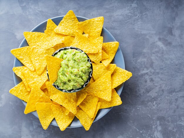 Molho mexicano guacamole com chips de nachos em um prato