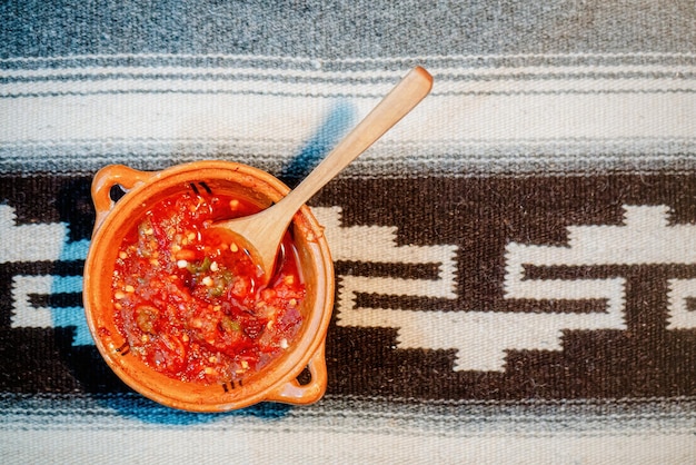 Foto molho molcajete mexicano com espaço de cópia