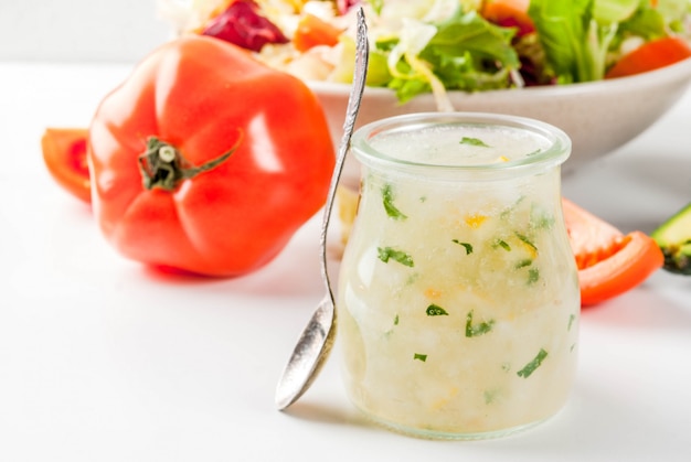 Molho para salada clássico, molho caseiro com ervas e azeite de limão