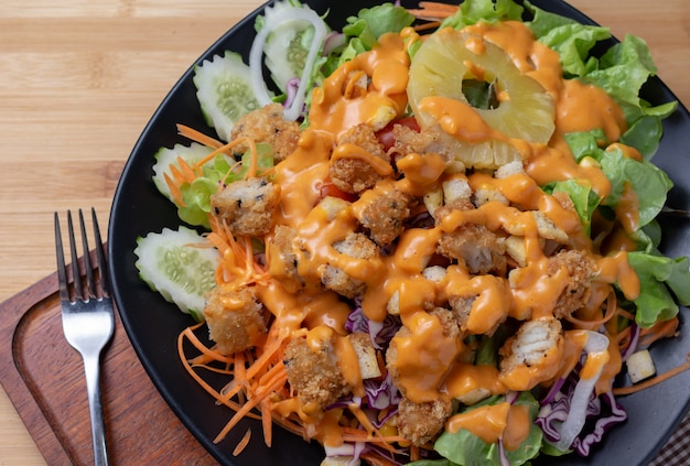 Foto molho para salada e queijo na mesa