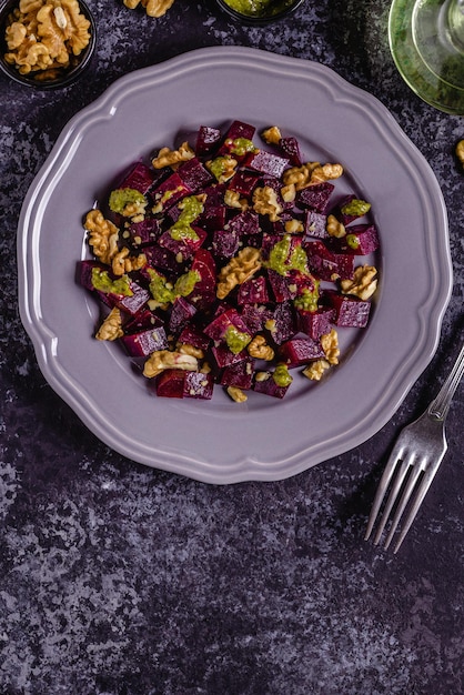 Foto molho pesto de beterraba e salada de nozes