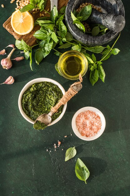 Molho pesto em tigela Receita tradicional de pesto italiano para fazer bruschetta de massa fettuccine