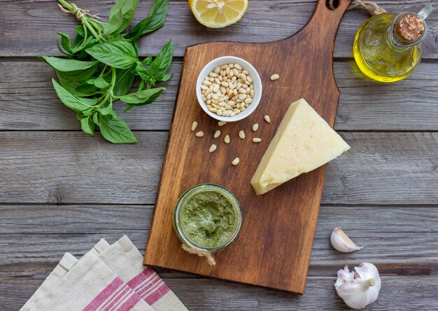 Molho pesto italiano em um fundo de madeira. cozinha nacional. alimentação saudável. comida vegetariana.